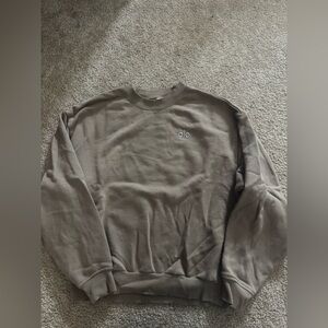 Alo Yoga Accolade Crew Neck Pullover in Gravel